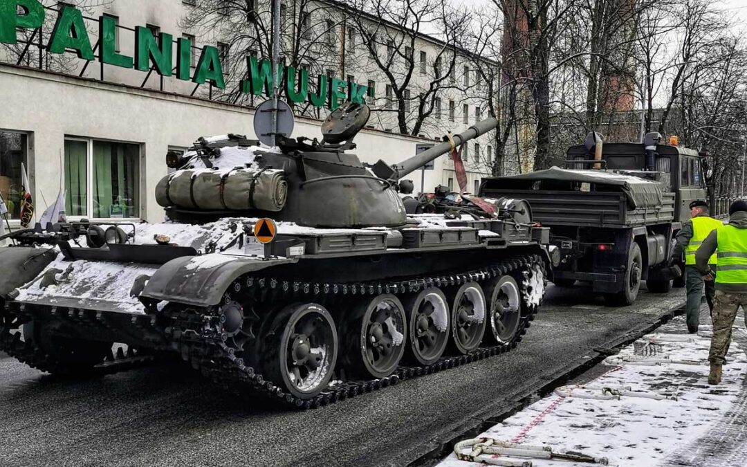 Transport czołgu T-55 do nowego muzeum kopalni Wujek