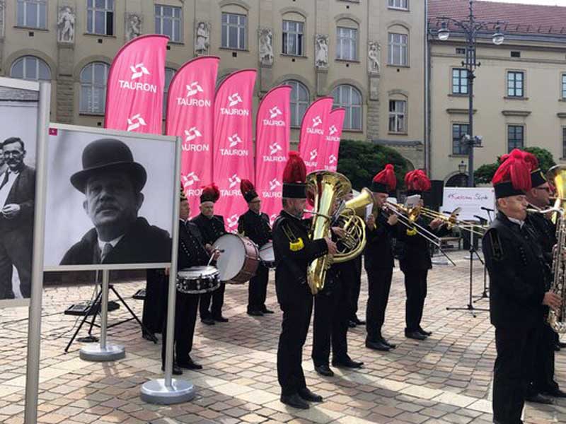Górnicza orkiestra w centrum Krakowa. TAURON opowiada o historii Powstań Śląskich